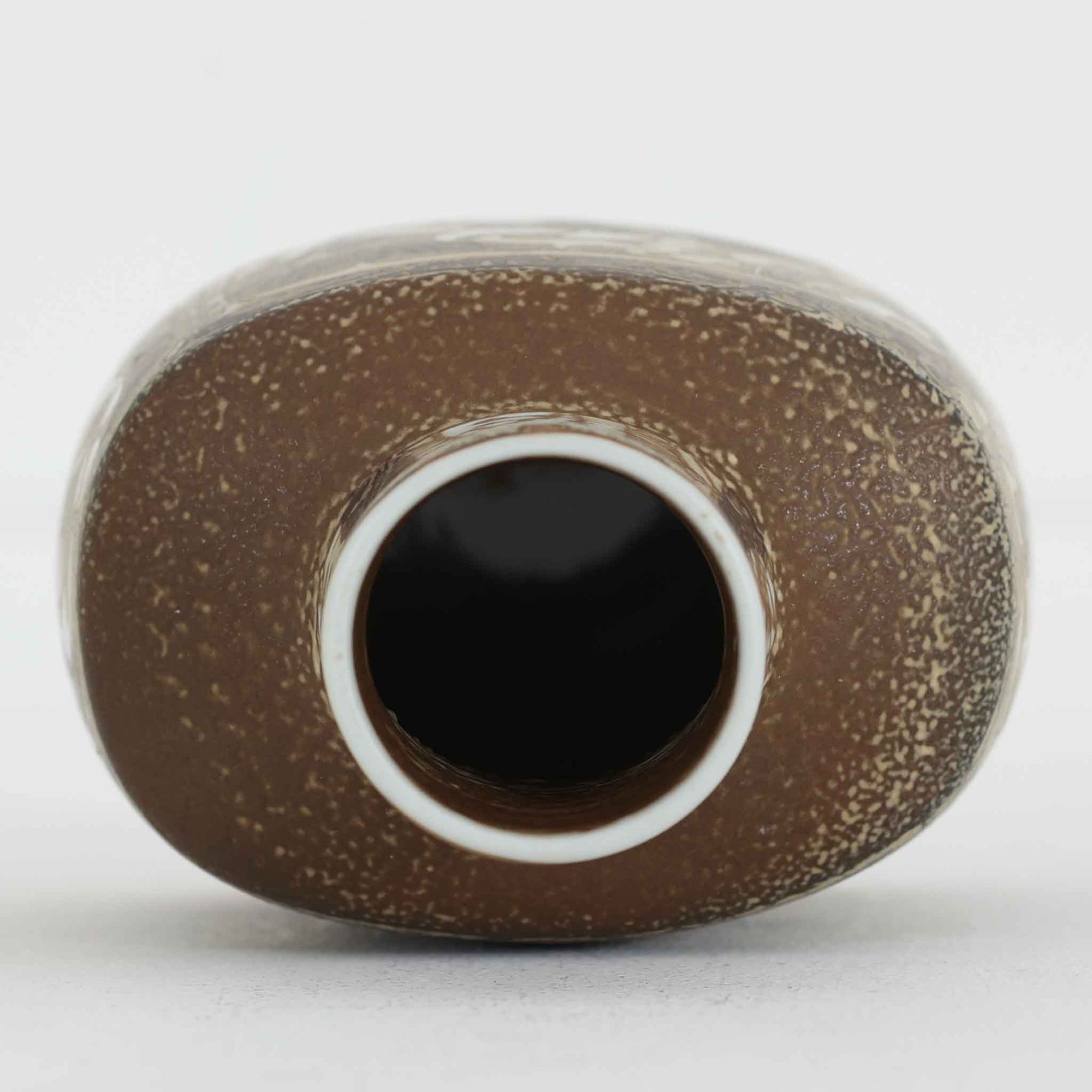 ロイヤルコペンハーゲンの名作「Baca（バッカ）」シリーズは、ニルス・トーソンやヨハンナ・ガーバー、エレン・マルマーなど複数のデザイナーによって1965年〜1990年代にかけ製造されたヴィンテージファイアンスの傑作。大胆なテクスチャーとシルクスクリーンプリントを組み合わせた意匠が特徴です。