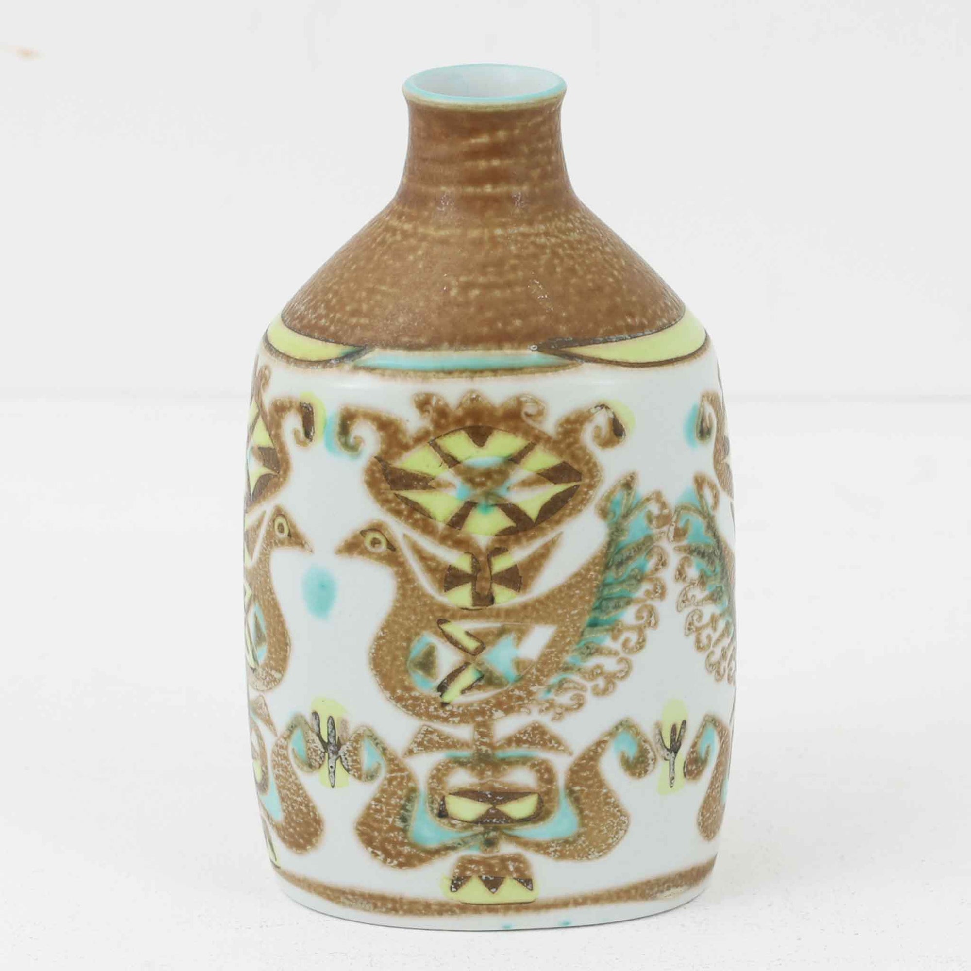 ロイヤルコペンハーゲンの名作「Baca（バッカ）」シリーズは、ニルス・トーソンやヨハンナ・ガーバー、エレン・マルマーなど複数のデザイナーによって1965年〜1990年代にかけ製造されたヴィンテージファイアンスの傑作。大胆なテクスチャーとシルクスクリーンプリントを組み合わせた意匠が特徴です。