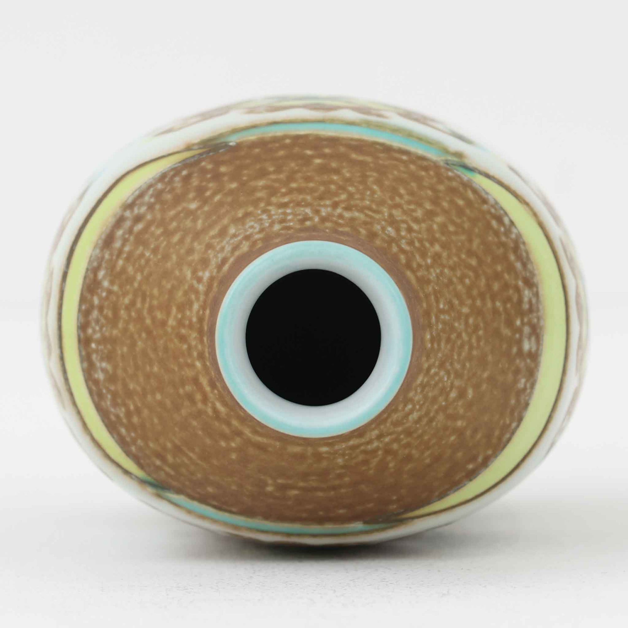 ロイヤルコペンハーゲンの名作「Baca（バッカ）」シリーズは、ニルス・トーソンやヨハンナ・ガーバー、エレン・マルマーなど複数のデザイナーによって1965年〜1990年代にかけ製造されたヴィンテージファイアンスの傑作。大胆なテクスチャーとシルクスクリーンプリントを組み合わせた意匠が特徴です。