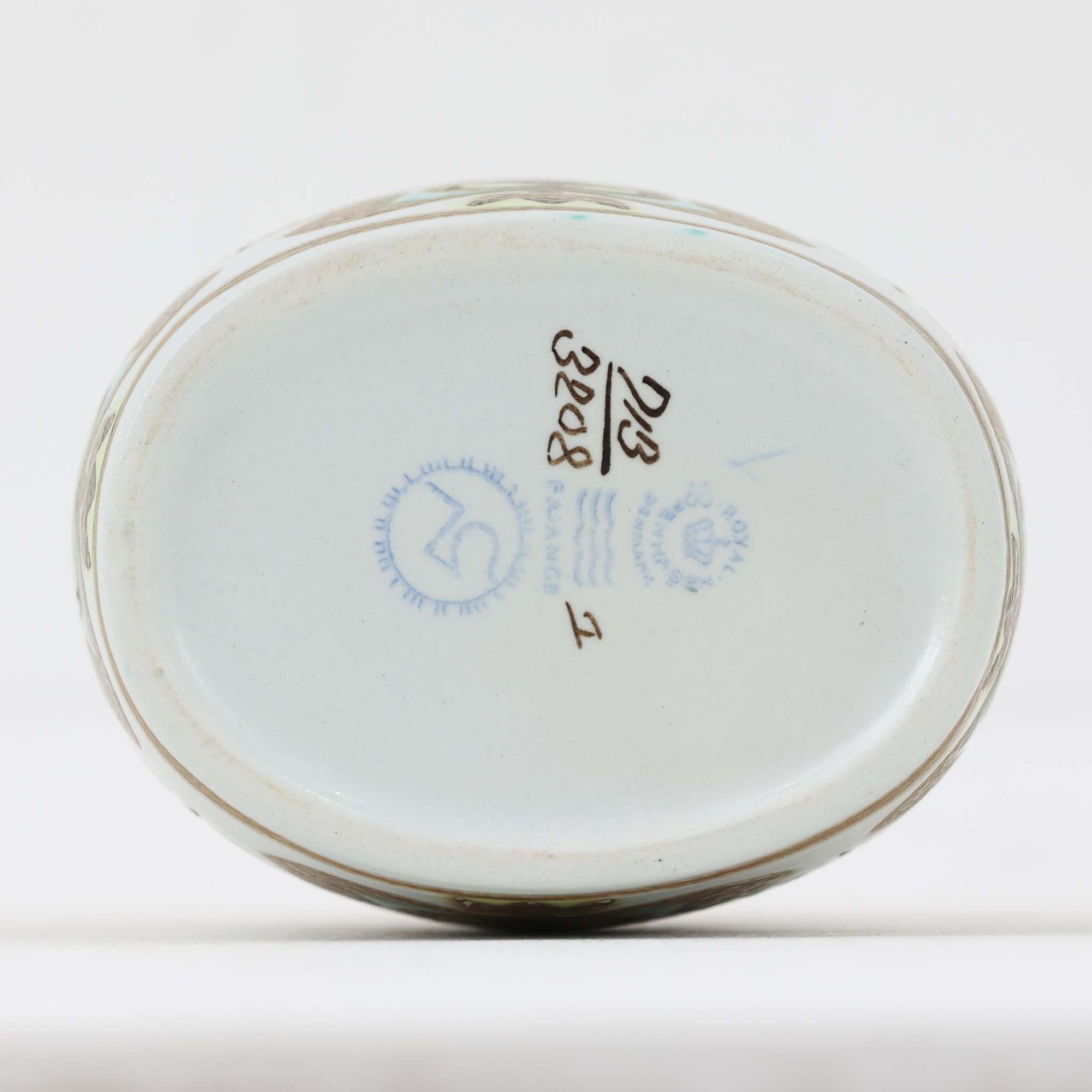 ロイヤルコペンハーゲンの名作「Baca（バッカ）」シリーズは、ニルス・トーソンやヨハンナ・ガーバー、エレン・マルマーなど複数のデザイナーによって1965年〜1990年代にかけ製造されたヴィンテージファイアンスの傑作。大胆なテクスチャーとシルクスクリーンプリントを組み合わせた意匠が特徴です。