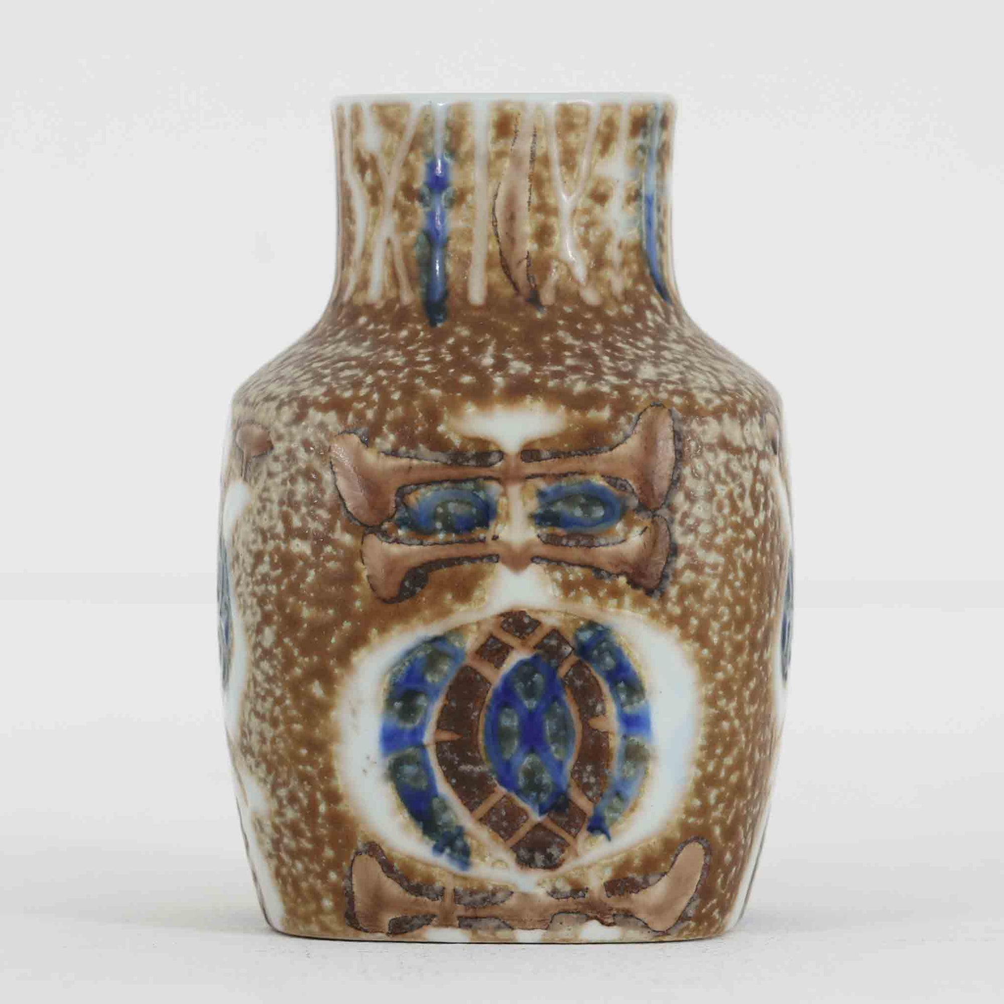 ロイヤルコペンハーゲンの名作「Baca（バッカ）」シリーズは、ニルス・トーソンやヨハンナ・ガーバー、エレン・マルマーなど複数のデザイナーによって1965年〜1990年代にかけ製造されたヴィンテージファイアンスの傑作。大胆なテクスチャーとシルクスクリーンプリントを組み合わせた意匠が特徴です。