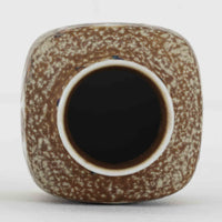 ロイヤルコペンハーゲンの名作「Baca（バッカ）」シリーズは、ニルス・トーソンやヨハンナ・ガーバー、エレン・マルマーなど複数のデザイナーによって1965年〜1990年代にかけ製造されたヴィンテージファイアンスの傑作。大胆なテクスチャーとシルクスクリーンプリントを組み合わせた意匠が特徴です。