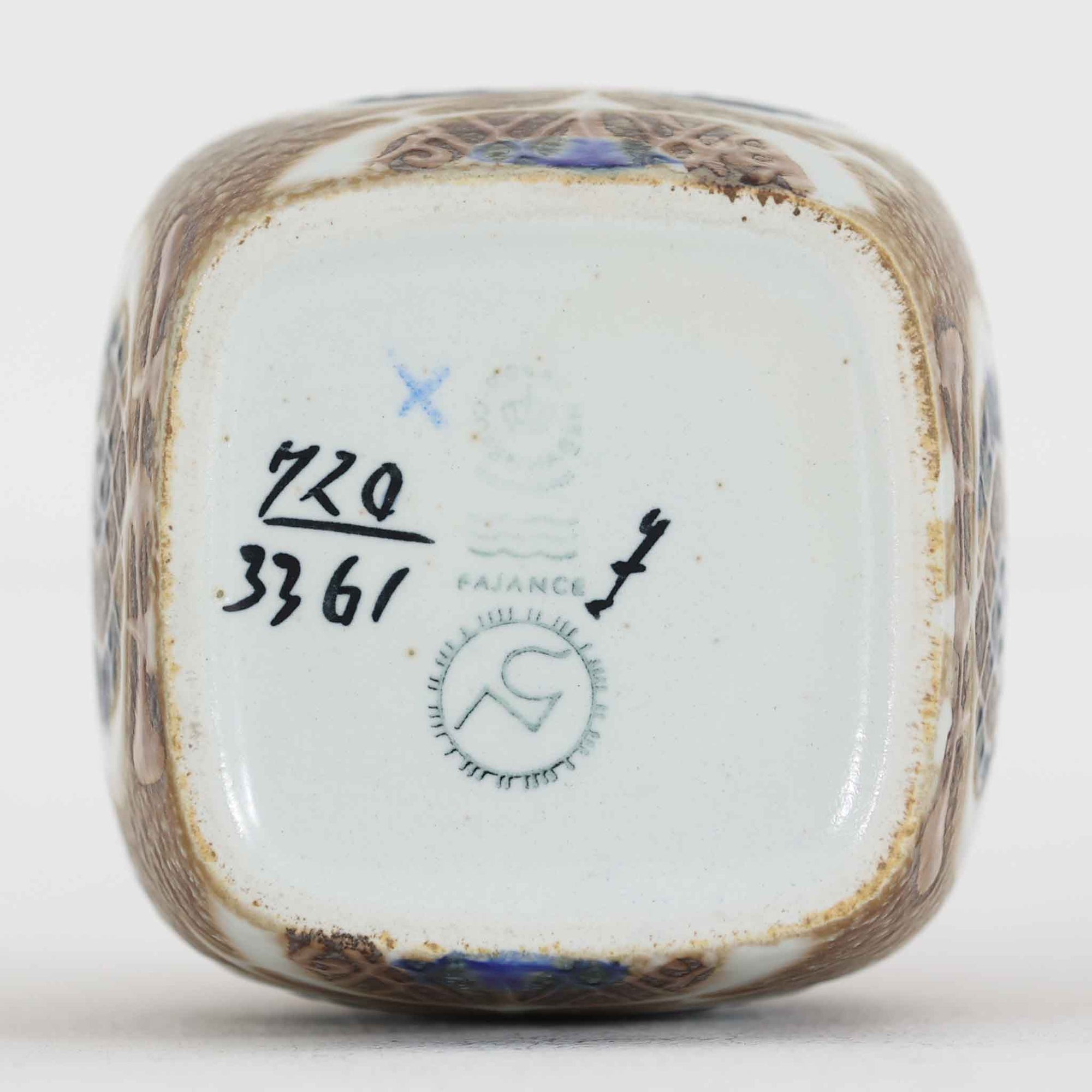 ロイヤルコペンハーゲンの名作「Baca（バッカ）」シリーズは、ニルス・トーソンやヨハンナ・ガーバー、エレン・マルマーなど複数のデザイナーによって1965年〜1990年代にかけ製造されたヴィンテージファイアンスの傑作。大胆なテクスチャーとシルクスクリーンプリントを組み合わせた意匠が特徴です。