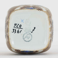 ロイヤルコペンハーゲンの名作「Baca（バッカ）」シリーズは、ニルス・トーソンやヨハンナ・ガーバー、エレン・マルマーなど複数のデザイナーによって1965年〜1990年代にかけ製造されたヴィンテージファイアンスの傑作。大胆なテクスチャーとシルクスクリーンプリントを組み合わせた意匠が特徴です。