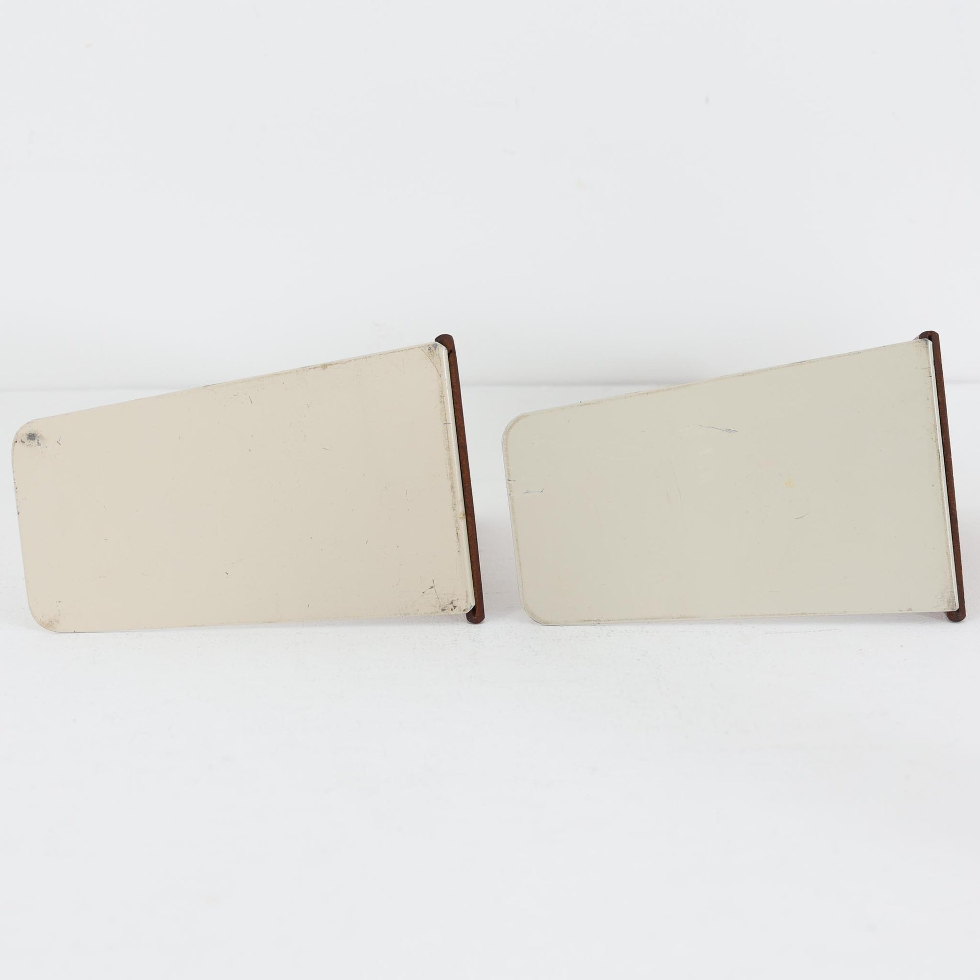 北欧デザインの温もりを感じさせる、デンマーク製ヴィンテージのブックエンドです。1960〜80年代頃に製造されたとみられ、素材には希少なチーク材を使用。深みのある色合いと美しい木目は、経年によってさらに味わいを増し、空間に落ち着きと上質さをもたらします。シンプルでありながら洗練されたフォルムは、北欧モダンらしいミニマルな美しさを体現しており、実用性とインテリア性を兼ね備え、書棚やデスクまわりを上品に演出します。