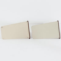 北欧デザインの温もりを感じさせる、デンマーク製ヴィンテージのブックエンドです。1960〜80年代頃に製造されたとみられ、素材には希少なチーク材を使用。深みのある色合いと美しい木目は、経年によってさらに味わいを増し、空間に落ち着きと上質さをもたらします。シンプルでありながら洗練されたフォルムは、北欧モダンらしいミニマルな美しさを体現しており、実用性とインテリア性を兼ね備え、書棚やデスクまわりを上品に演出します。