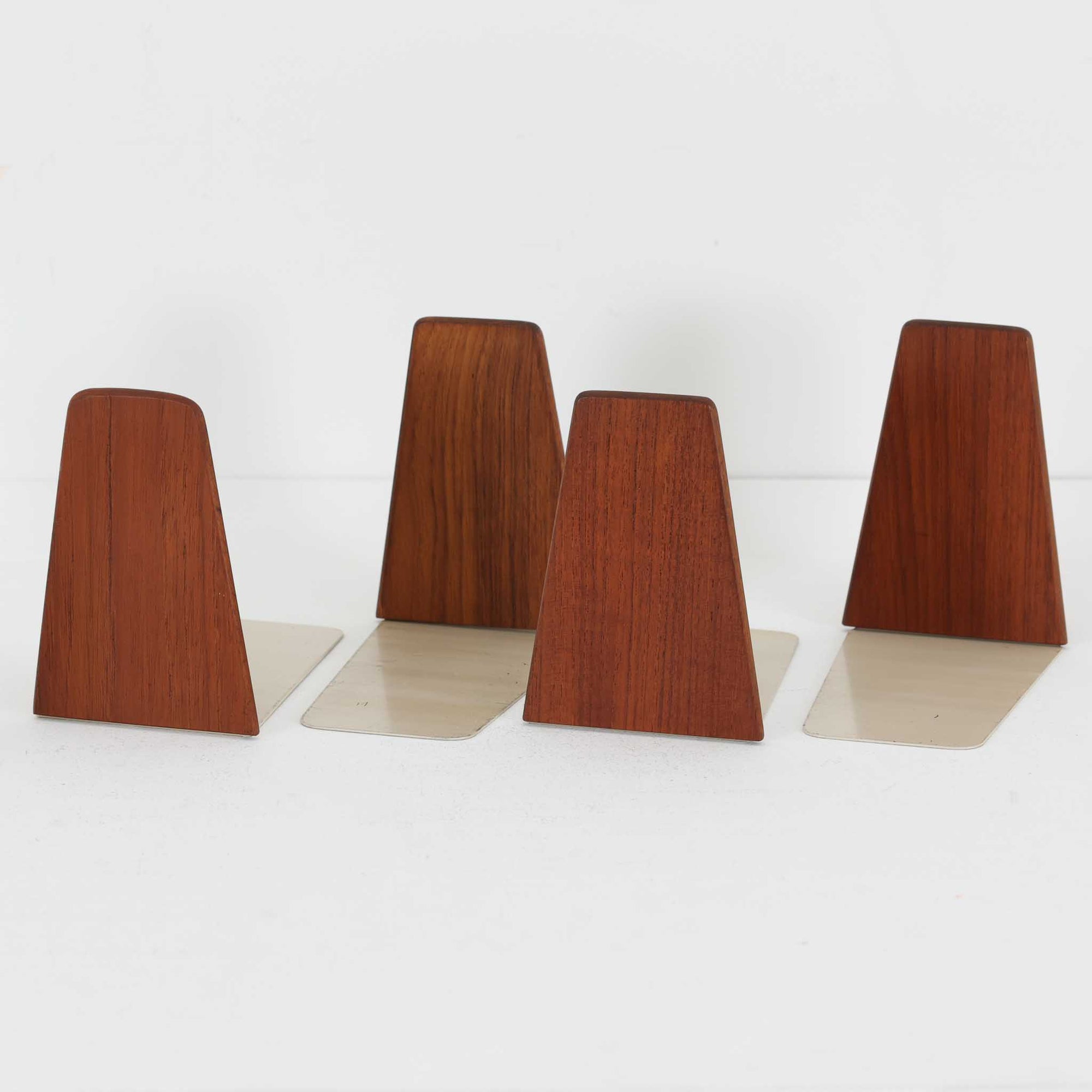 北欧デザインの温もりを感じさせる、デンマーク製ヴィンテージのブックエンドです。1960〜80年代頃に製造されたとみられ、素材には希少なチーク材を使用。深みのある色合いと美しい木目は、経年によってさらに味わいを増し、空間に落ち着きと上質さをもたらします。シンプルでありながら洗練されたフォルムは、北欧モダンらしいミニマルな美しさを体現しており、実用性とインテリア性を兼ね備え、書棚やデスクまわりを上品に演出します。