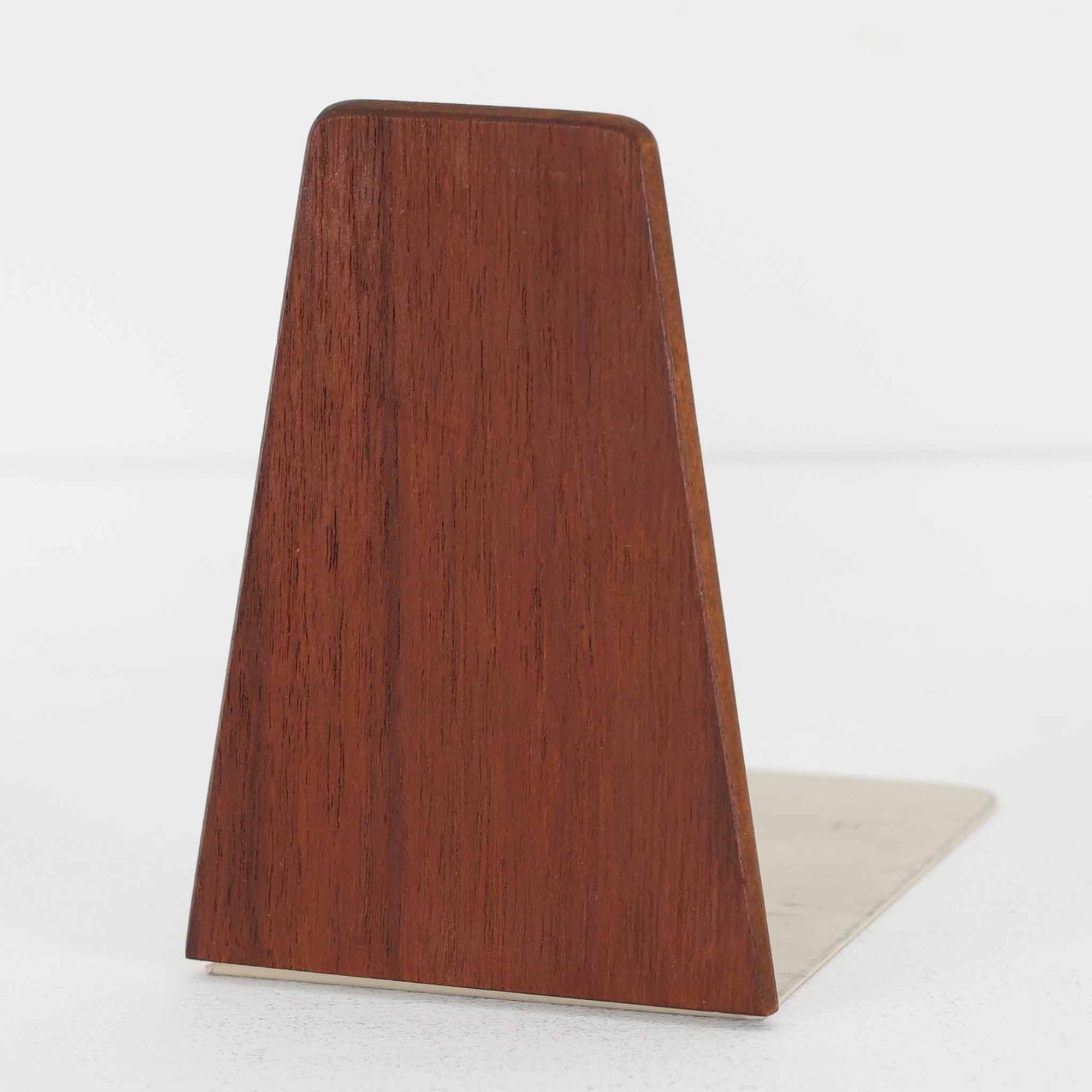北欧デザインの温もりを感じさせる、デンマーク製ヴィンテージのブックエンドです。1960〜80年代頃に製造されたとみられ、素材には希少なチーク材を使用。深みのある色合いと美しい木目は、経年によってさらに味わいを増し、空間に落ち着きと上質さをもたらします。シンプルでありながら洗練されたフォルムは、北欧モダンらしいミニマルな美しさを体現しており、実用性とインテリア性を兼ね備え、書棚やデスクまわりを上品に演出します。