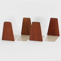 北欧デザインの温もりを感じさせる、デンマーク製ヴィンテージのブックエンドです。1960〜80年代頃に製造されたとみられ、素材には希少なチーク材を使用。深みのある色合いと美しい木目は、経年によってさらに味わいを増し、空間に落ち着きと上質さをもたらします。シンプルでありながら洗練されたフォルムは、北欧モダンらしいミニマルな美しさを体現しており、実用性とインテリア性を兼ね備え、書棚やデスクまわりを上品に演出します。