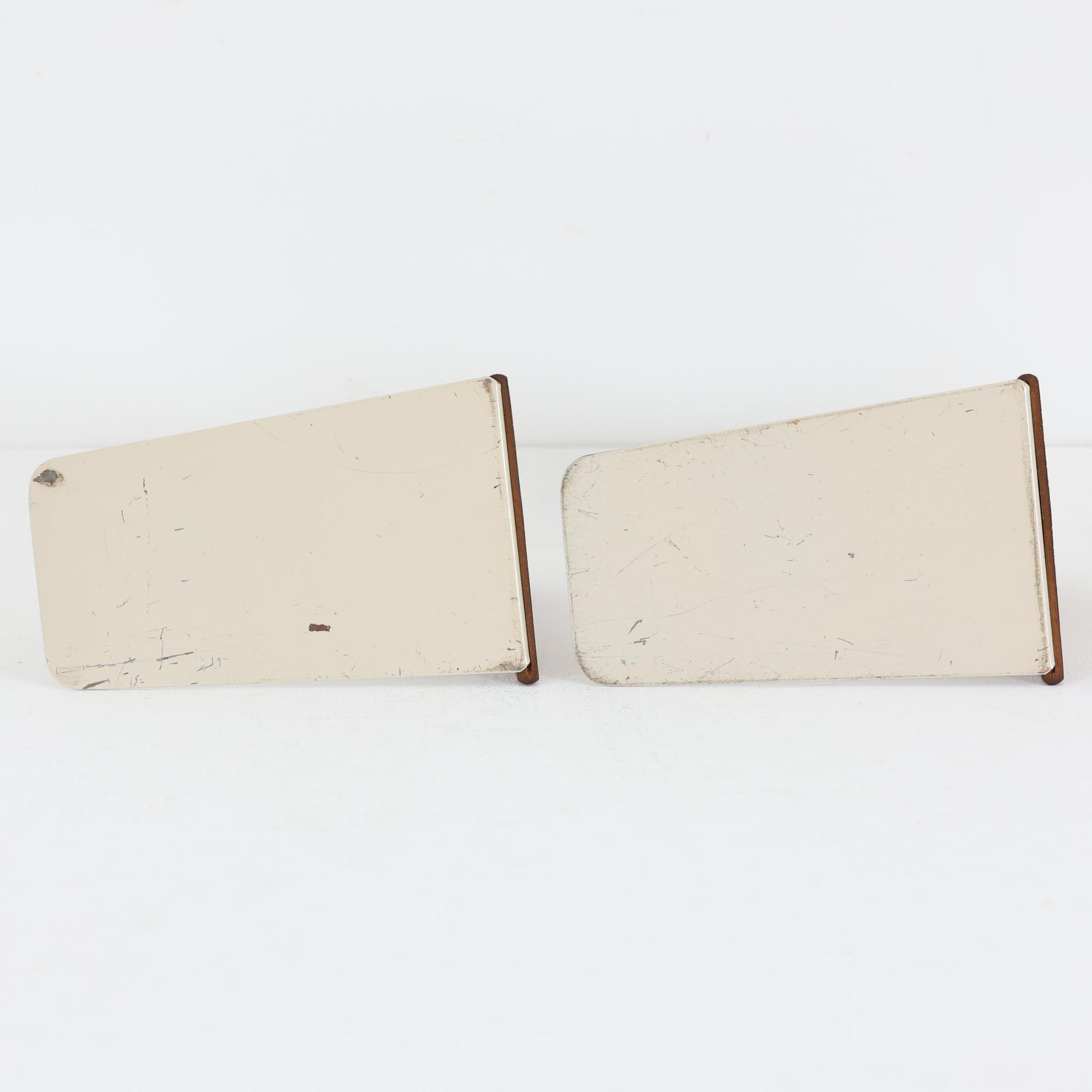 北欧デザインの温もりを感じさせる、デンマーク製ヴィンテージのブックエンドです。1960〜80年代頃に製造されたとみられ、素材には希少なチーク材を使用。深みのある色合いと美しい木目は、経年によってさらに味わいを増し、空間に落ち着きと上質さをもたらします。シンプルでありながら洗練されたフォルムは、北欧モダンらしいミニマルな美しさを体現しており、実用性とインテリア性を兼ね備え、書棚やデスクまわりを上品に演出します。