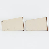 北欧デザインの温もりを感じさせる、デンマーク製ヴィンテージのブックエンドです。1960〜80年代頃に製造されたとみられ、素材には希少なチーク材を使用。深みのある色合いと美しい木目は、経年によってさらに味わいを増し、空間に落ち着きと上質さをもたらします。シンプルでありながら洗練されたフォルムは、北欧モダンらしいミニマルな美しさを体現しており、実用性とインテリア性を兼ね備え、書棚やデスクまわりを上品に演出します。