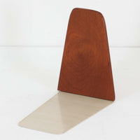 北欧デザインの温もりを感じさせる、デンマーク製ヴィンテージのブックエンドです。1960〜80年代頃に製造されたとみられ、素材には希少なチーク材を使用。深みのある色合いと美しい木目は、経年によってさらに味わいを増し、空間に落ち着きと上質さをもたらします。シンプルでありながら洗練されたフォルムは、北欧モダンらしいミニマルな美しさを体現しており、実用性とインテリア性を兼ね備え、書棚やデスクまわりを上品に演出します。