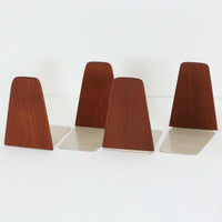 北欧デザインの温もりを感じさせる、デンマーク製ヴィンテージのブックエンドです。1960〜80年代頃に製造されたとみられ、素材には希少なチーク材を使用。深みのある色合いと美しい木目は、経年によってさらに味わいを増し、空間に落ち着きと上質さをもたらします。シンプルでありながら洗練されたフォルムは、北欧モダンらしいミニマルな美しさを体現しており、実用性とインテリア性を兼ね備え、書棚やデスクまわりを上品に演出します。