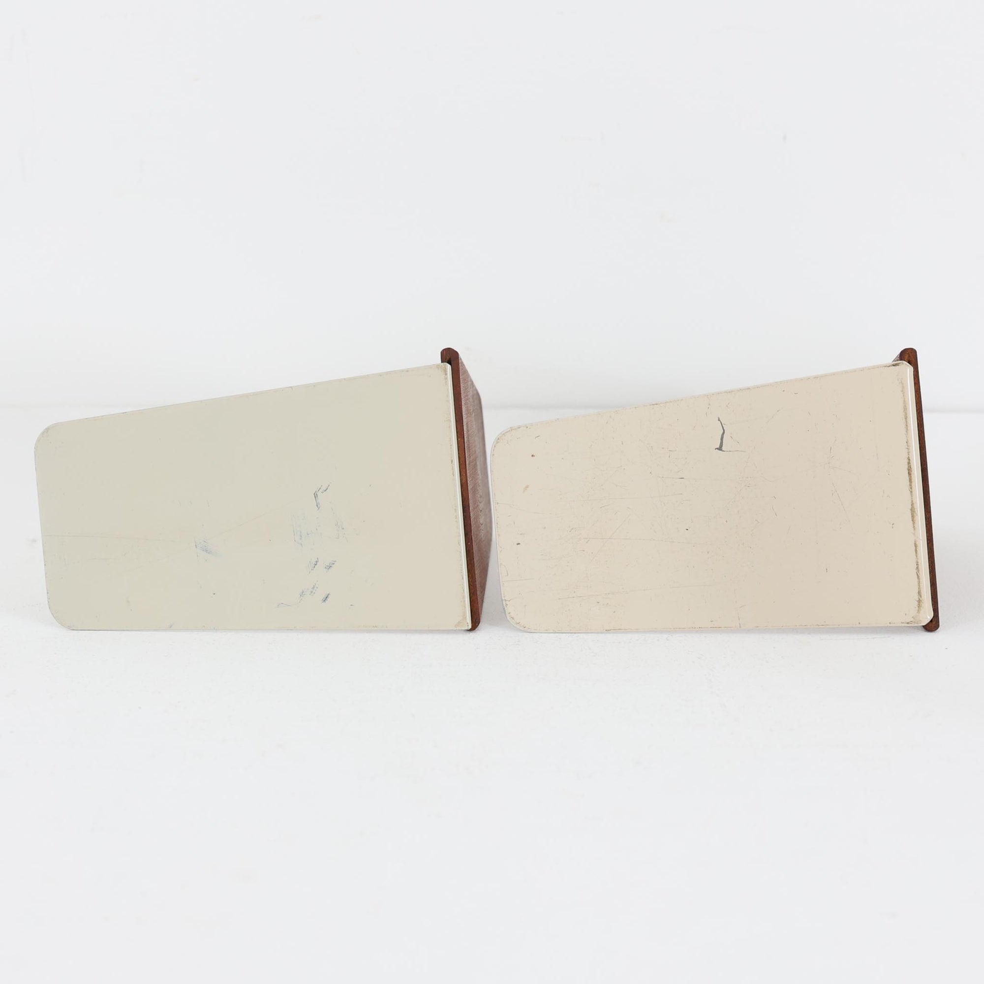 北欧デザインの温もりを感じさせる、デンマーク製ヴィンテージのブックエンドです。1960〜80年代頃に製造されたとみられ、素材には希少なチーク材を使用。深みのある色合いと美しい木目は、経年によってさらに味わいを増し、空間に落ち着きと上質さをもたらします。シンプルでありながら洗練されたフォルムは、北欧モダンらしいミニマルな美しさを体現しており、実用性とインテリア性を兼ね備え、書棚やデスクまわりを上品に演出します。