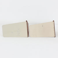 北欧デザインの温もりを感じさせる、デンマーク製ヴィンテージのブックエンドです。1960〜80年代頃に製造されたとみられ、素材には希少なチーク材を使用。深みのある色合いと美しい木目は、経年によってさらに味わいを増し、空間に落ち着きと上質さをもたらします。シンプルでありながら洗練されたフォルムは、北欧モダンらしいミニマルな美しさを体現しており、実用性とインテリア性を兼ね備え、書棚やデスクまわりを上品に演出します。