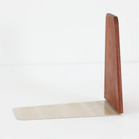 北欧デザインの温もりを感じさせる、デンマーク製ヴィンテージのブックエンドです。1960〜80年代頃に製造されたとみられ、素材には希少なチーク材を使用。深みのある色合いと美しい木目は、経年によってさらに味わいを増し、空間に落ち着きと上質さをもたらします。シンプルでありながら洗練されたフォルムは、北欧モダンらしいミニマルな美しさを体現しており、実用性とインテリア性を兼ね備え、書棚やデスクまわりを上品に演出します。