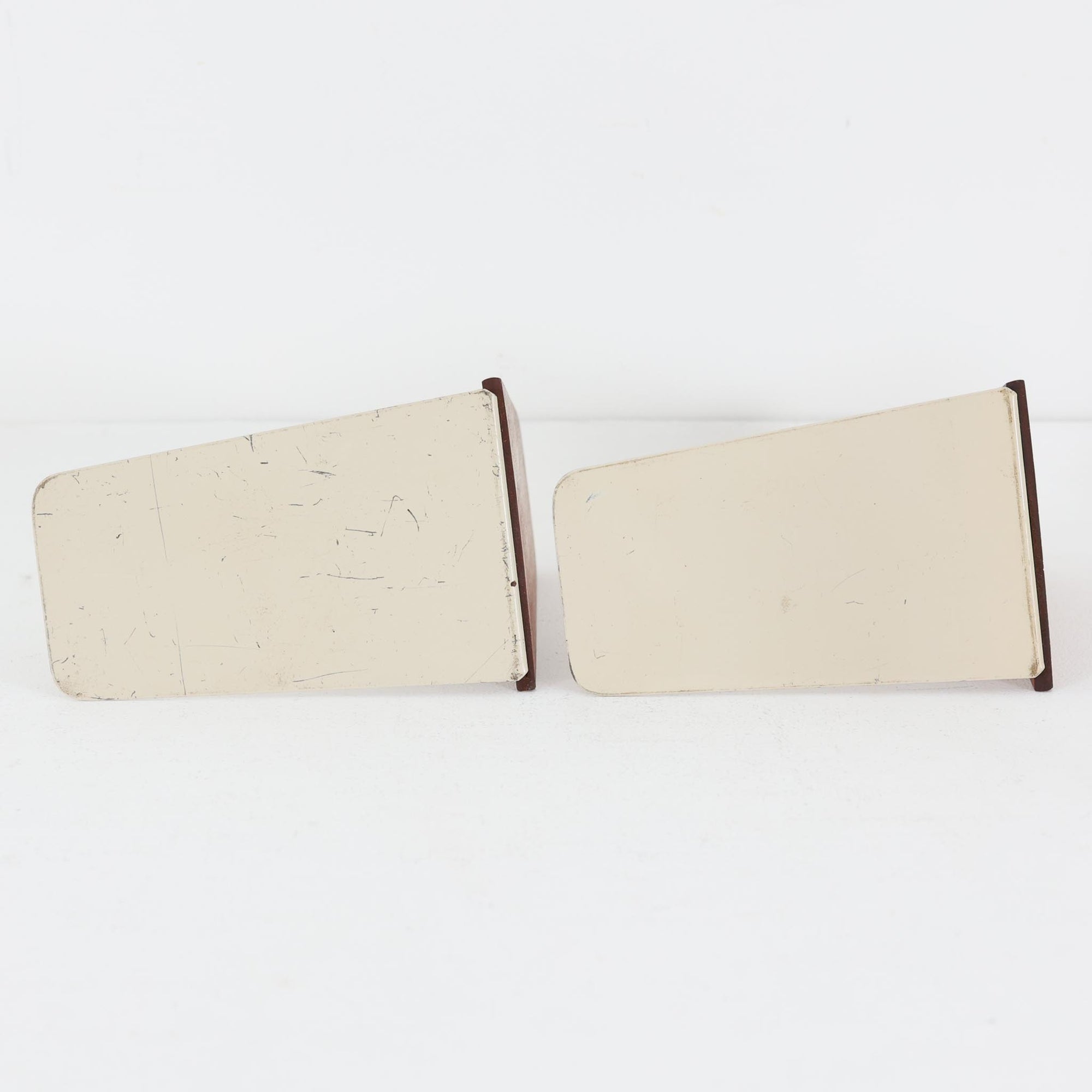 北欧デザインの温もりを感じさせる、デンマーク製ヴィンテージのブックエンドです。1960〜80年代頃に製造されたとみられ、素材には希少なチーク材を使用。深みのある色合いと美しい木目は、経年によってさらに味わいを増し、空間に落ち着きと上質さをもたらします。シンプルでありながら洗練されたフォルムは、北欧モダンらしいミニマルな美しさを体現しており、実用性とインテリア性を兼ね備え、書棚やデスクまわりを上品に演出します。