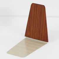 北欧デザインの温もりを感じさせる、デンマーク製ヴィンテージのブックエンドです。1960〜80年代頃に製造されたとみられ、素材には希少なチーク材を使用。深みのある色合いと美しい木目は、経年によってさらに味わいを増し、空間に落ち着きと上質さをもたらします。シンプルでありながら洗練されたフォルムは、北欧モダンらしいミニマルな美しさを体現しており、実用性とインテリア性を兼ね備え、書棚やデスクまわりを上品に演出します。