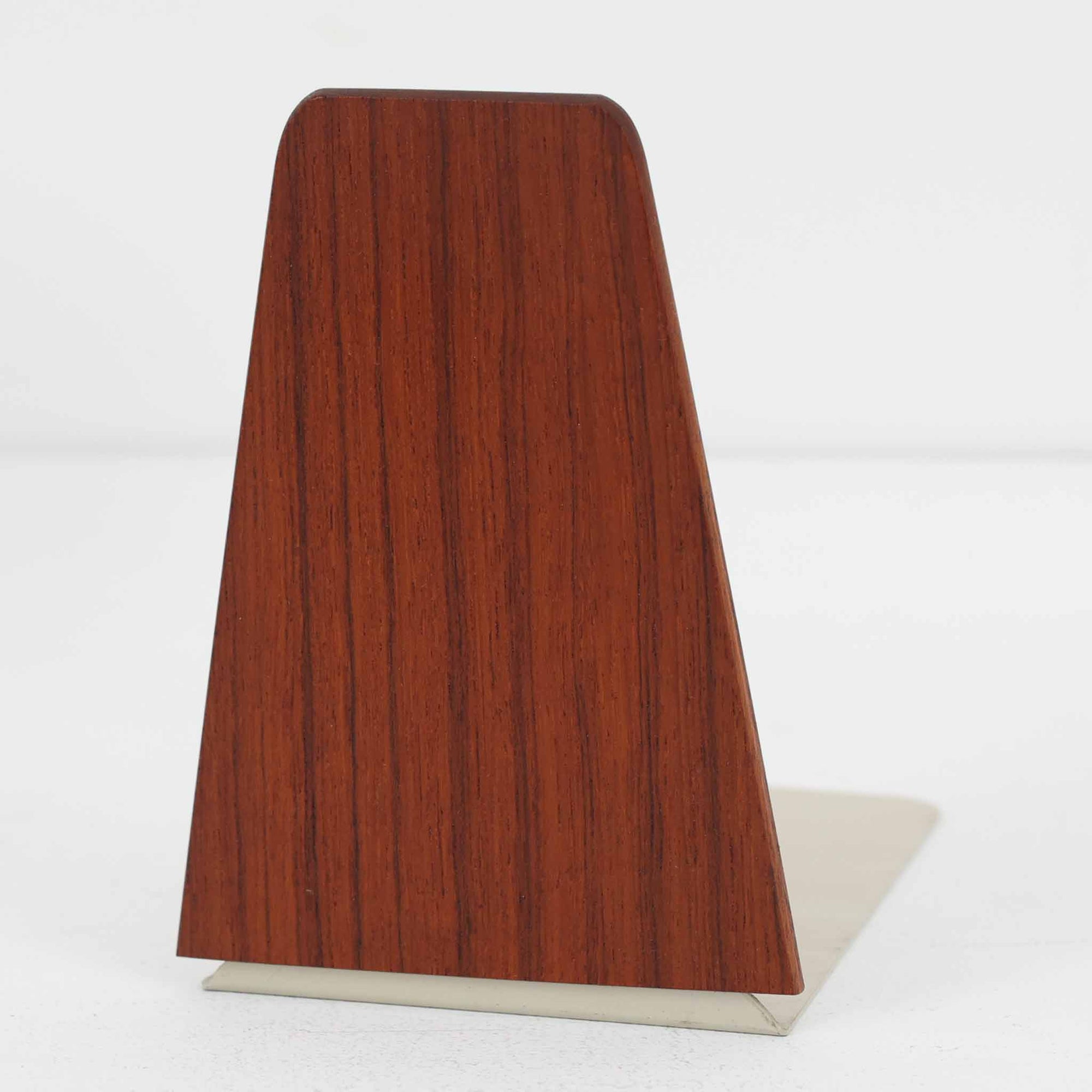 北欧デザインの温もりを感じさせる、デンマーク製ヴィンテージのブックエンドです。1960〜80年代頃に製造されたとみられ、素材には希少なチーク材を使用。深みのある色合いと美しい木目は、経年によってさらに味わいを増し、空間に落ち着きと上質さをもたらします。シンプルでありながら洗練されたフォルムは、北欧モダンらしいミニマルな美しさを体現しており、実用性とインテリア性を兼ね備え、書棚やデスクまわりを上品に演出します。