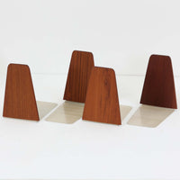 北欧デザインの温もりを感じさせる、デンマーク製ヴィンテージのブックエンドです。1960〜80年代頃に製造されたとみられ、素材には希少なチーク材を使用。深みのある色合いと美しい木目は、経年によってさらに味わいを増し、空間に落ち着きと上質さをもたらします。シンプルでありながら洗練されたフォルムは、北欧モダンらしいミニマルな美しさを体現しており、実用性とインテリア性を兼ね備え、書棚やデスクまわりを上品に演出します。