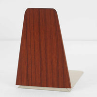 北欧デザインの温もりを感じさせる、デンマーク製ヴィンテージのブックエンドです。1960〜80年代頃に製造されたとみられ、素材には希少なチーク材を使用。深みのある色合いと美しい木目は、経年によってさらに味わいを増し、空間に落ち着きと上質さをもたらします。シンプルでありながら洗練されたフォルムは、北欧モダンらしいミニマルな美しさを体現しており、実用性とインテリア性を兼ね備え、書棚やデスクまわりを上品に演出します。