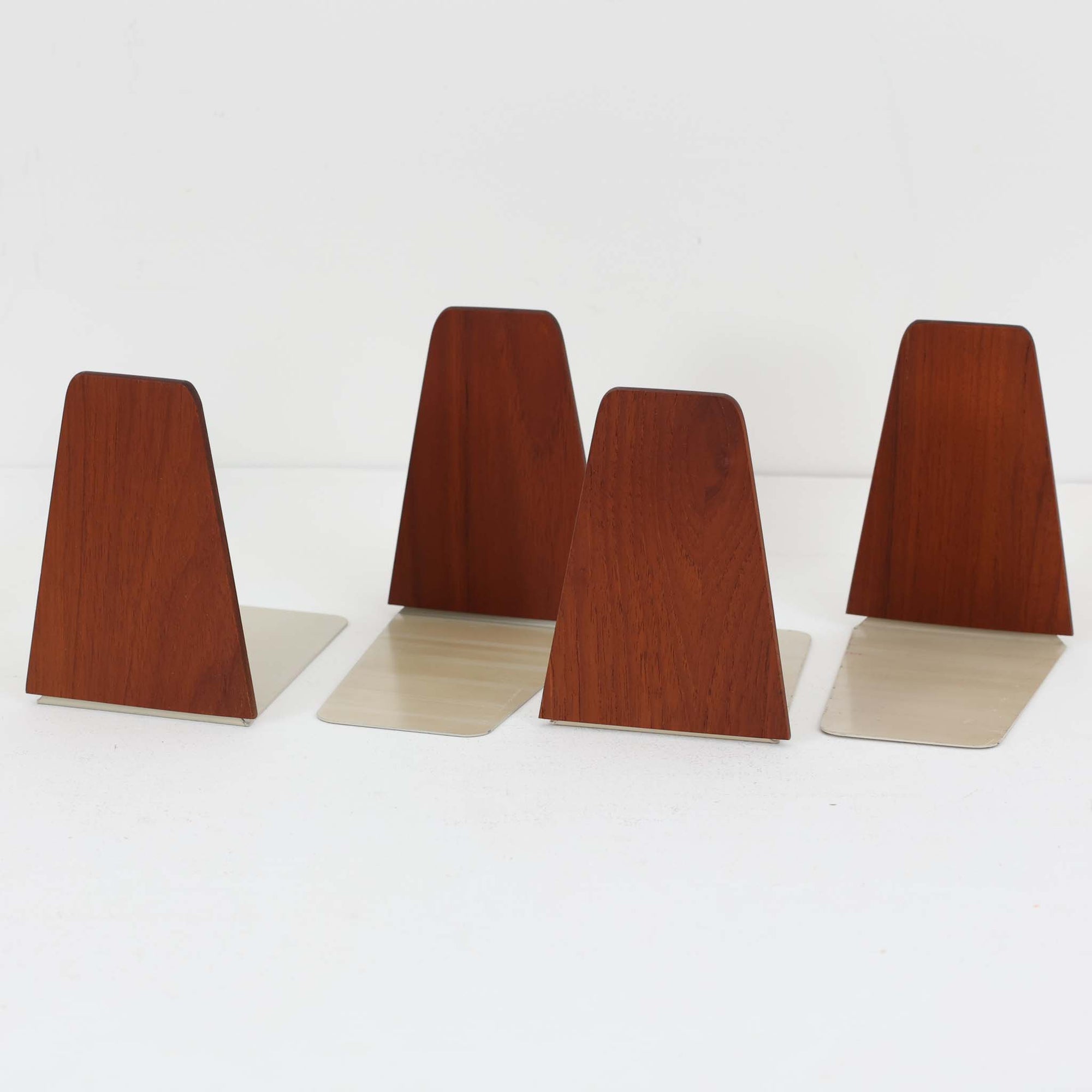 北欧デザインの温もりを感じさせる、デンマーク製ヴィンテージのブックエンドです。1960〜80年代頃に製造されたとみられ、素材には希少なチーク材を使用。深みのある色合いと美しい木目は、経年によってさらに味わいを増し、空間に落ち着きと上質さをもたらします。シンプルでありながら洗練されたフォルムは、北欧モダンらしいミニマルな美しさを体現しており、実用性とインテリア性を兼ね備え、書棚やデスクまわりを上品に演出します。