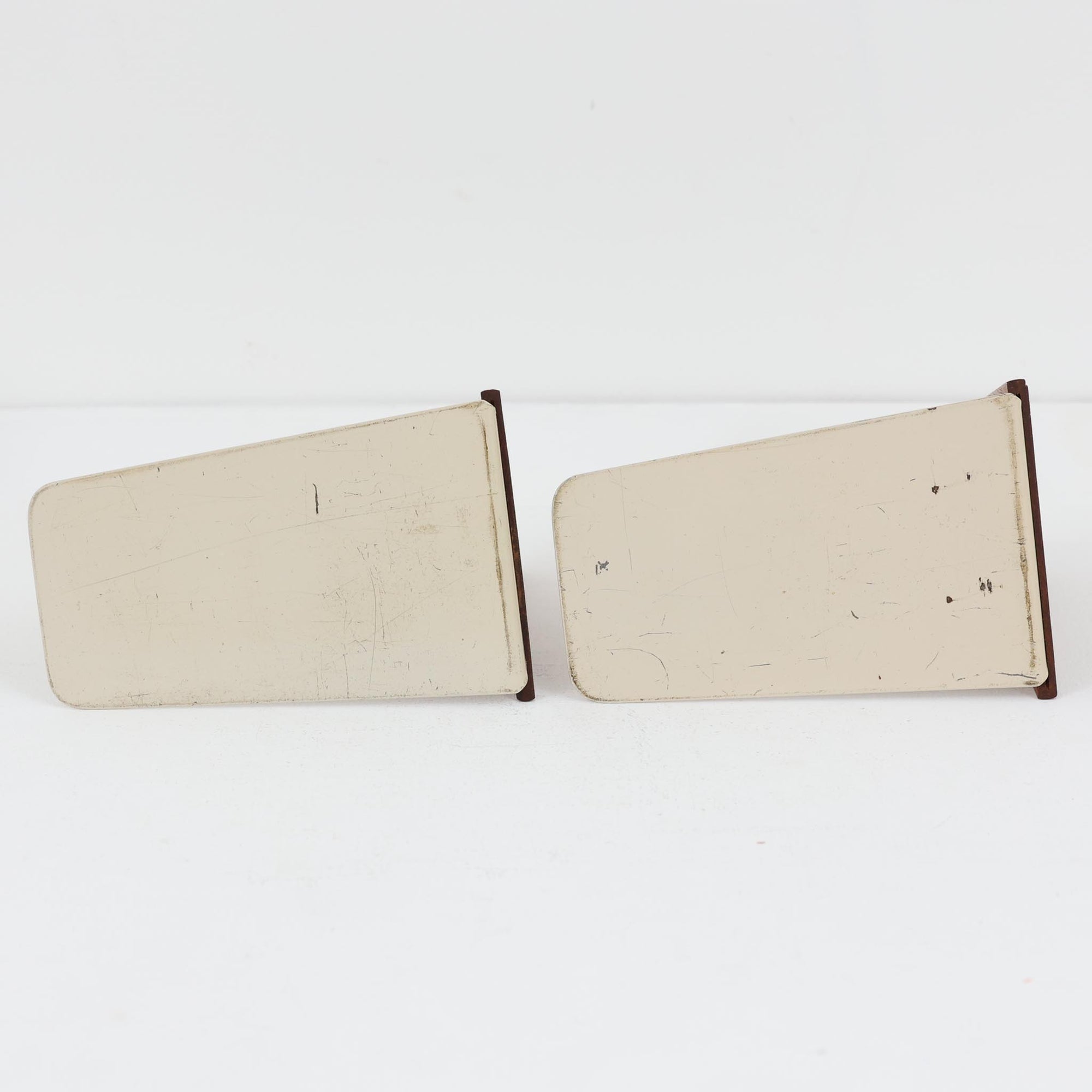 北欧デザインの温もりを感じさせる、デンマーク製ヴィンテージのブックエンドです。1960〜80年代頃に製造されたとみられ、素材には希少なチーク材を使用。深みのある色合いと美しい木目は、経年によってさらに味わいを増し、空間に落ち着きと上質さをもたらします。シンプルでありながら洗練されたフォルムは、北欧モダンらしいミニマルな美しさを体現しており、実用性とインテリア性を兼ね備え、書棚やデスクまわりを上品に演出します。