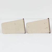 北欧デザインの温もりを感じさせる、デンマーク製ヴィンテージのブックエンドです。1960〜80年代頃に製造されたとみられ、素材には希少なチーク材を使用。深みのある色合いと美しい木目は、経年によってさらに味わいを増し、空間に落ち着きと上質さをもたらします。シンプルでありながら洗練されたフォルムは、北欧モダンらしいミニマルな美しさを体現しており、実用性とインテリア性を兼ね備え、書棚やデスクまわりを上品に演出します。