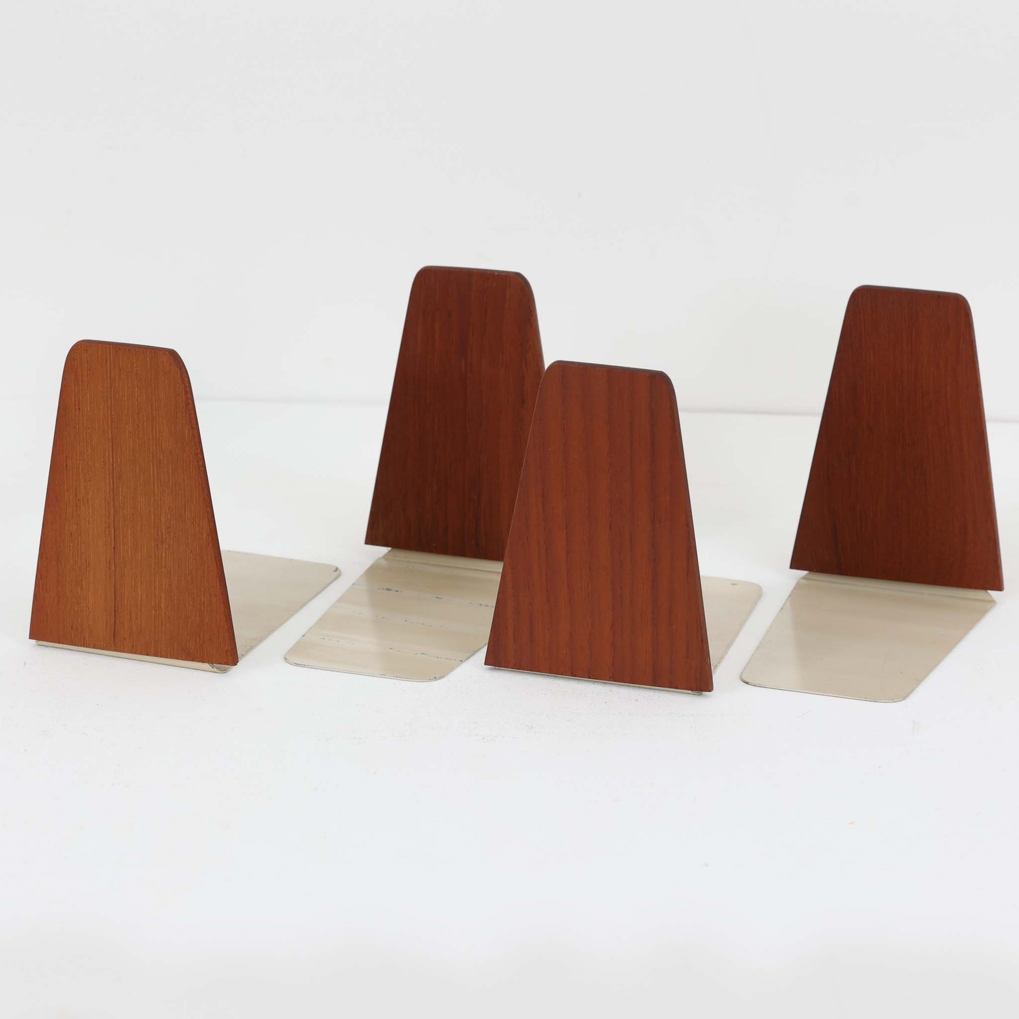 北欧デザインの温もりを感じさせる、デンマーク製ヴィンテージのブックエンドです。1960〜80年代頃に製造されたとみられ、素材には希少なチーク材を使用。深みのある色合いと美しい木目は、経年によってさらに味わいを増し、空間に落ち着きと上質さをもたらします。シンプルでありながら洗練されたフォルムは、北欧モダンらしいミニマルな美しさを体現しており、実用性とインテリア性を兼ね備え、書棚やデスクまわりを上品に演出します。