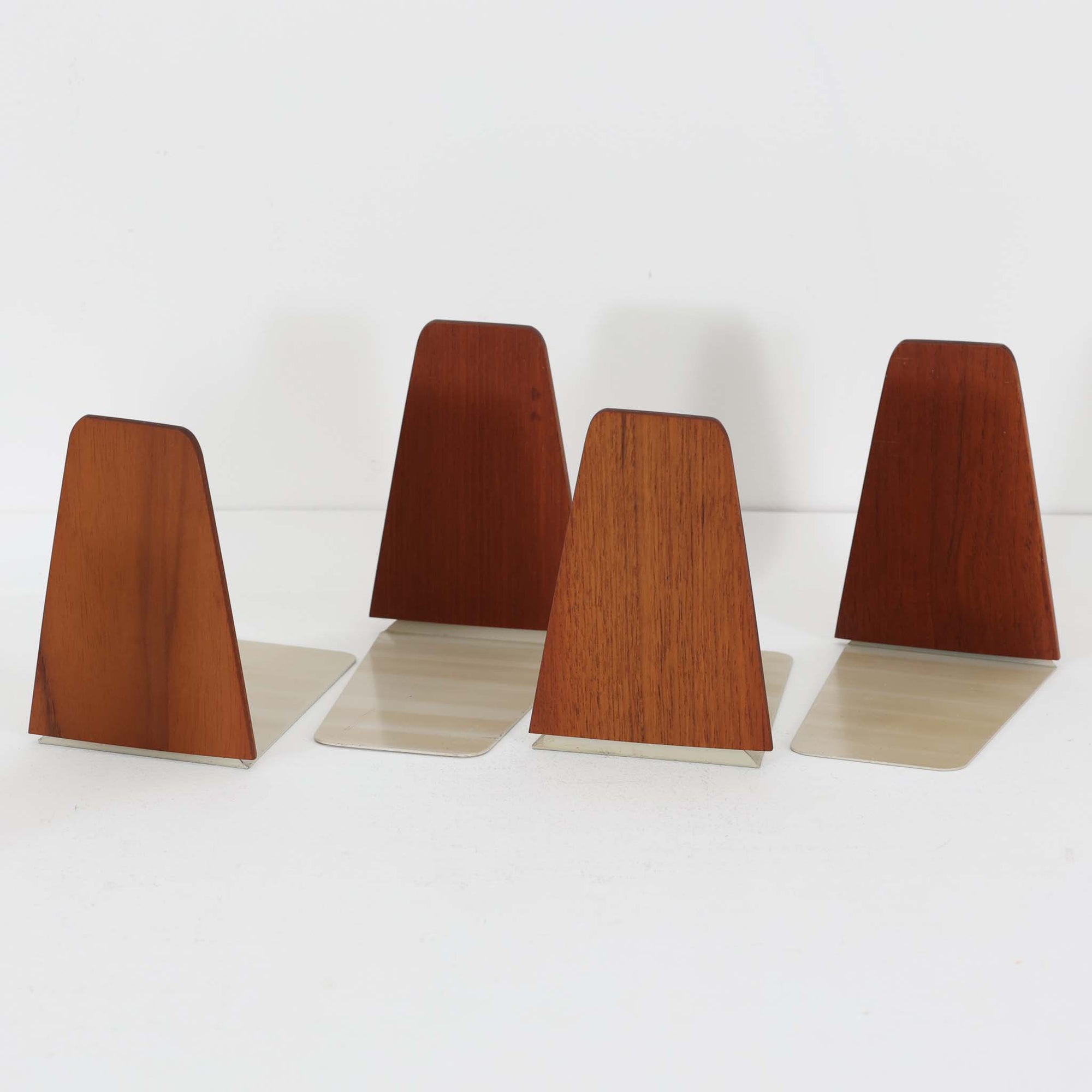 北欧デザインの温もりを感じさせる、デンマーク製ヴィンテージのブックエンドです。1960〜80年代頃に製造されたとみられ、素材には希少なチーク材を使用。深みのある色合いと美しい木目は、経年によってさらに味わいを増し、空間に落ち着きと上質さをもたらします。シンプルでありながら洗練されたフォルムは、北欧モダンらしいミニマルな美しさを体現しており、実用性とインテリア性を兼ね備え、書棚やデスクまわりを上品に演出します。