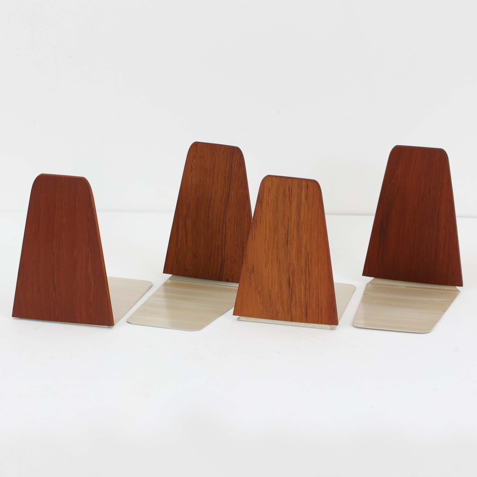 北欧デザインの温もりを感じさせる、デンマーク製ヴィンテージのブックエンドです。1960〜80年代頃に製造されたとみられ、素材には希少なチーク材を使用。深みのある色合いと美しい木目は、経年によってさらに味わいを増し、空間に落ち着きと上質さをもたらします。シンプルでありながら洗練されたフォルムは、北欧モダンらしいミニマルな美しさを体現しており、実用性とインテリア性を兼ね備え、書棚やデスクまわりを上品に演出します。