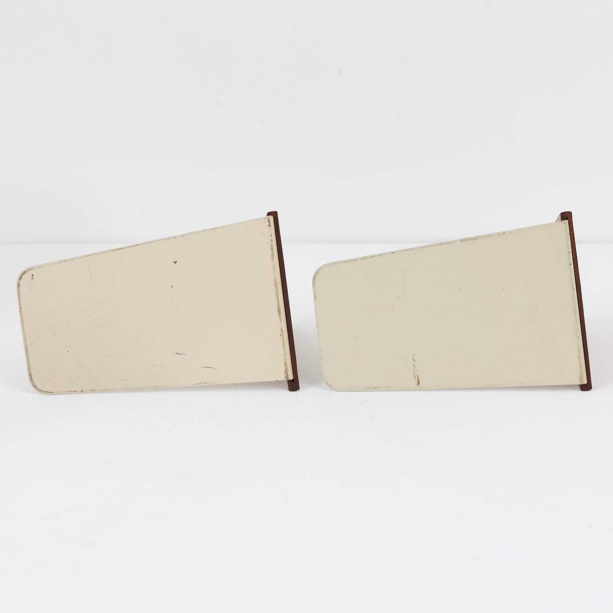 北欧デザインの温もりを感じさせる、デンマーク製ヴィンテージのブックエンドです。1960〜80年代頃に製造されたとみられ、素材には希少なチーク材を使用。深みのある色合いと美しい木目は、経年によってさらに味わいを増し、空間に落ち着きと上質さをもたらします。シンプルでありながら洗練されたフォルムは、北欧モダンらしいミニマルな美しさを体現しており、実用性とインテリア性を兼ね備え、書棚やデスクまわりを上品に演出します。