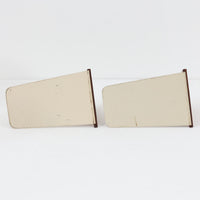 北欧デザインの温もりを感じさせる、デンマーク製ヴィンテージのブックエンドです。1960〜80年代頃に製造されたとみられ、素材には希少なチーク材を使用。深みのある色合いと美しい木目は、経年によってさらに味わいを増し、空間に落ち着きと上質さをもたらします。シンプルでありながら洗練されたフォルムは、北欧モダンらしいミニマルな美しさを体現しており、実用性とインテリア性を兼ね備え、書棚やデスクまわりを上品に演出します。