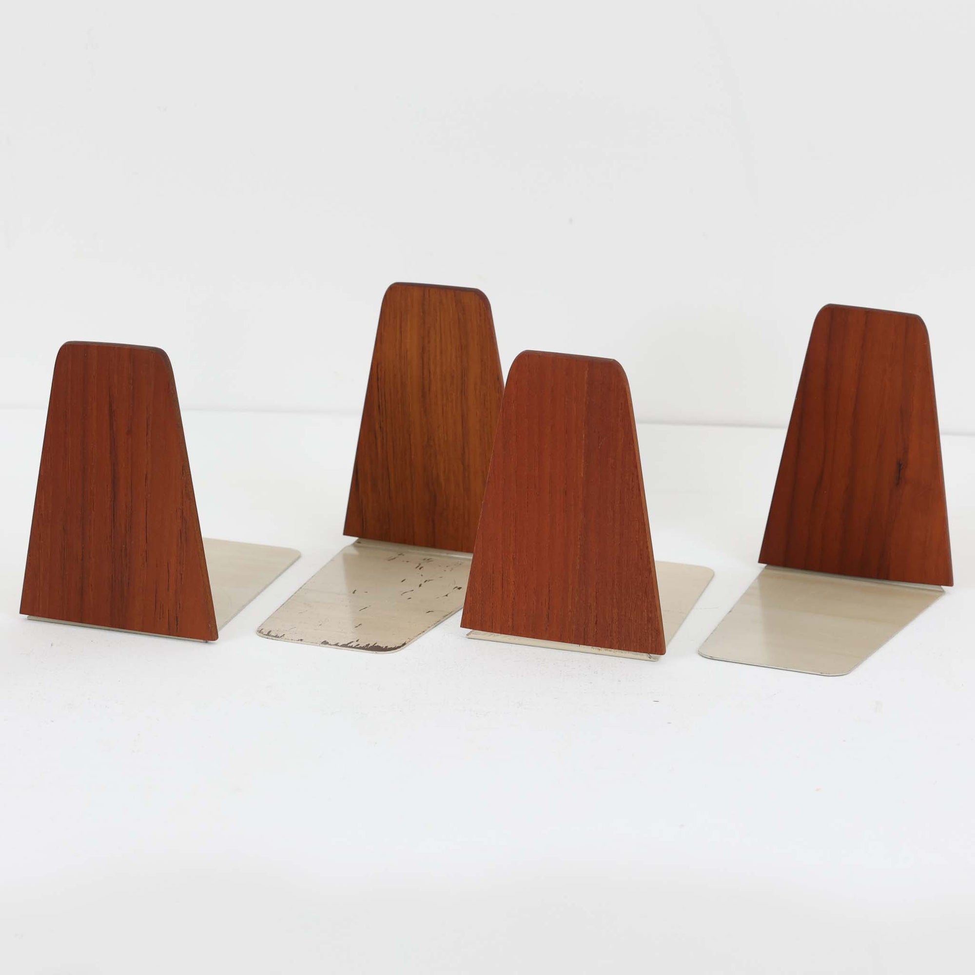 北欧デザインの温もりを感じさせる、デンマーク製ヴィンテージのブックエンドです。1960〜80年代頃に製造されたとみられ、素材には希少なチーク材を使用。深みのある色合いと美しい木目は、経年によってさらに味わいを増し、空間に落ち着きと上質さをもたらします。シンプルでありながら洗練されたフォルムは、北欧モダンらしいミニマルな美しさを体現しており、実用性とインテリア性を兼ね備え、書棚やデスクまわりを上品に演出します。