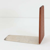 北欧デザインの温もりを感じさせる、デンマーク製ヴィンテージのブックエンドです。1960〜80年代頃に製造されたとみられ、素材には希少なチーク材を使用。深みのある色合いと美しい木目は、経年によってさらに味わいを増し、空間に落ち着きと上質さをもたらします。シンプルでありながら洗練されたフォルムは、北欧モダンらしいミニマルな美しさを体現しており、実用性とインテリア性を兼ね備え、書棚やデスクまわりを上品に演出します。