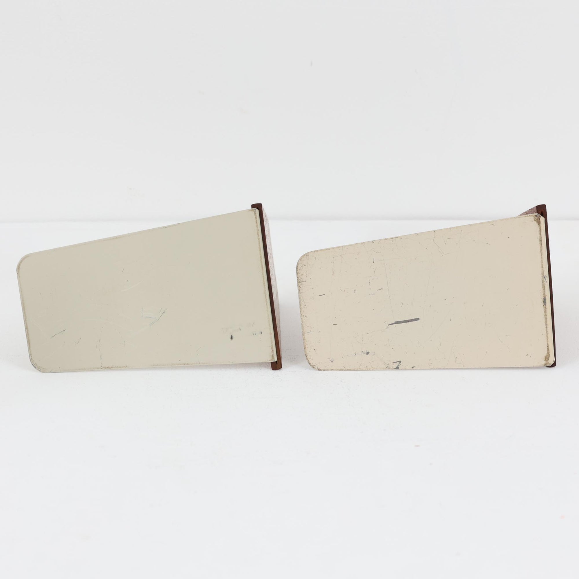 北欧デザインの温もりを感じさせる、デンマーク製ヴィンテージのブックエンドです。1960〜80年代頃に製造されたとみられ、素材には希少なチーク材を使用。深みのある色合いと美しい木目は、経年によってさらに味わいを増し、空間に落ち着きと上質さをもたらします。シンプルでありながら洗練されたフォルムは、北欧モダンらしいミニマルな美しさを体現しており、実用性とインテリア性を兼ね備え、書棚やデスクまわりを上品に演出します。