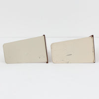 北欧デザインの温もりを感じさせる、デンマーク製ヴィンテージのブックエンドです。1960〜80年代頃に製造されたとみられ、素材には希少なチーク材を使用。深みのある色合いと美しい木目は、経年によってさらに味わいを増し、空間に落ち着きと上質さをもたらします。シンプルでありながら洗練されたフォルムは、北欧モダンらしいミニマルな美しさを体現しており、実用性とインテリア性を兼ね備え、書棚やデスクまわりを上品に演出します。