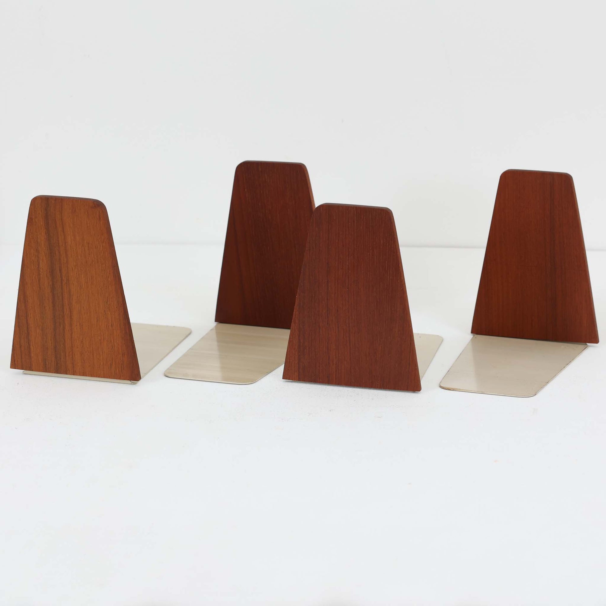 北欧デザインの温もりを感じさせる、デンマーク製ヴィンテージのブックエンドです。1960〜80年代頃に製造されたとみられ、素材には希少なチーク材を使用。深みのある色合いと美しい木目は、経年によってさらに味わいを増し、空間に落ち着きと上質さをもたらします。シンプルでありながら洗練されたフォルムは、北欧モダンらしいミニマルな美しさを体現しており、実用性とインテリア性を兼ね備え、書棚やデスクまわりを上品に演出します。