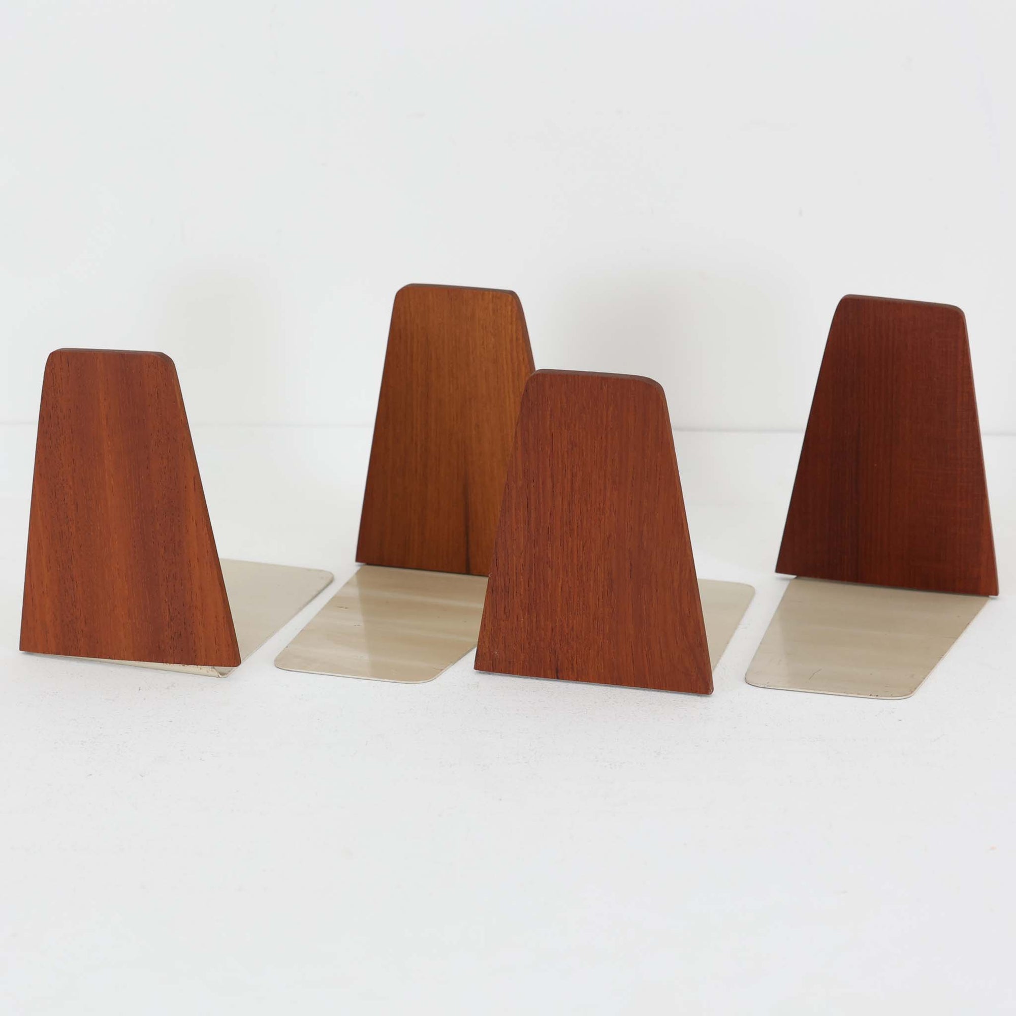 北欧デザインの温もりを感じさせる、デンマーク製ヴィンテージのブックエンドです。1960〜80年代頃に製造されたとみられ、素材には希少なチーク材を使用。深みのある色合いと美しい木目は、経年によってさらに味わいを増し、空間に落ち着きと上質さをもたらします。シンプルでありながら洗練されたフォルムは、北欧モダンらしいミニマルな美しさを体現しており、実用性とインテリア性を兼ね備え、書棚やデスクまわりを上品に演出します。