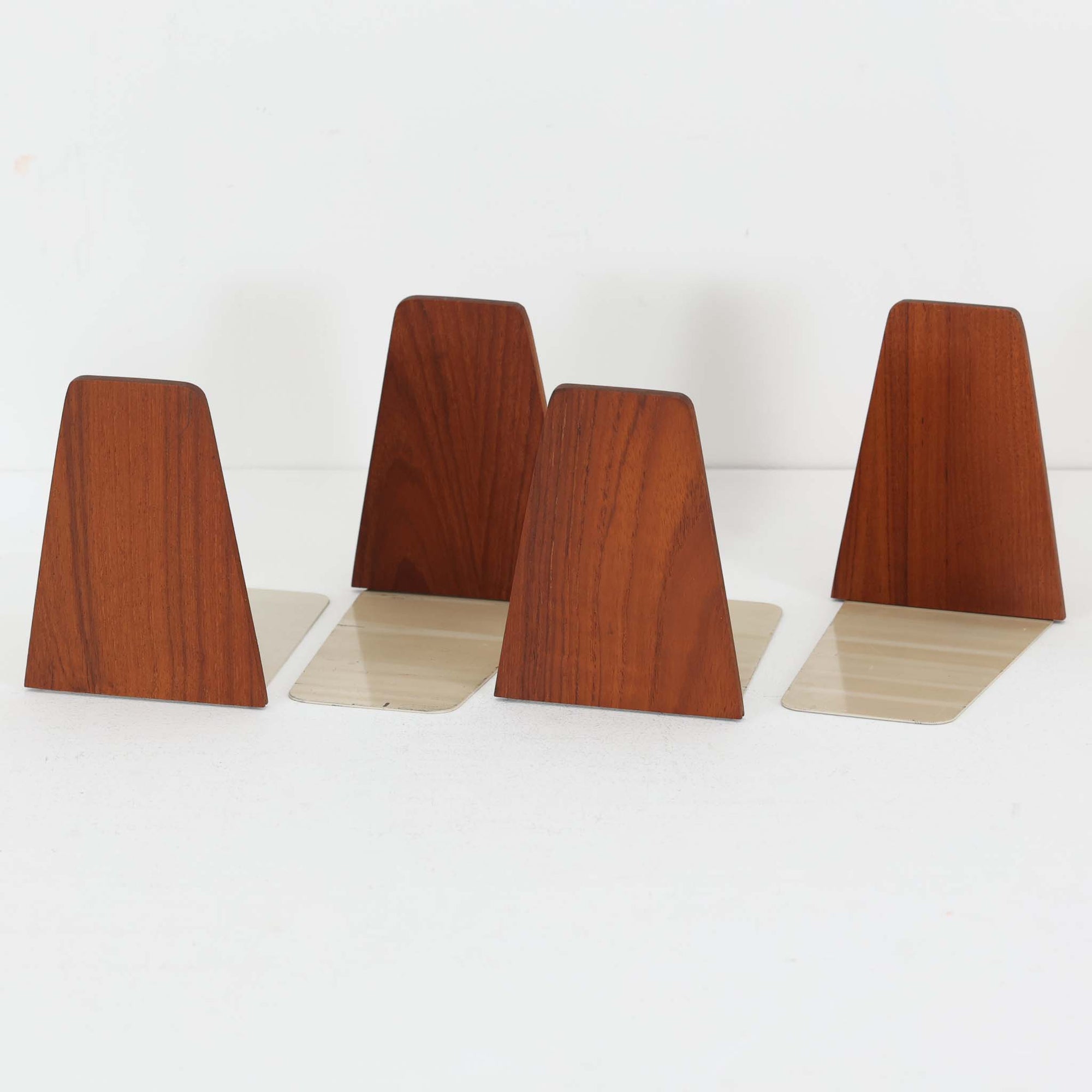 北欧デザインの温もりを感じさせる、デンマーク製ヴィンテージのブックエンドです。1960〜80年代頃に製造されたとみられ、素材には希少なチーク材を使用。深みのある色合いと美しい木目は、経年によってさらに味わいを増し、空間に落ち着きと上質さをもたらします。シンプルでありながら洗練されたフォルムは、北欧モダンらしいミニマルな美しさを体現しており、実用性とインテリア性を兼ね備え、書棚やデスクまわりを上品に演出します。