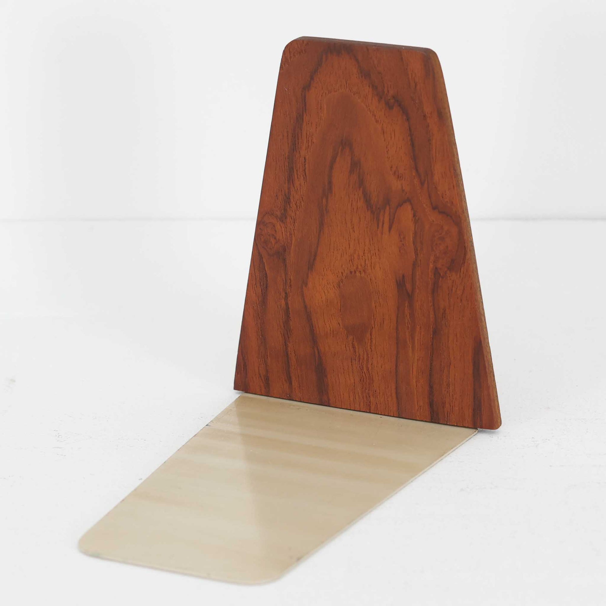 北欧デザインの温もりを感じさせる、デンマーク製ヴィンテージのブックエンドです。1960〜80年代頃に製造されたとみられ、素材には希少なチーク材を使用。深みのある色合いと美しい木目は、経年によってさらに味わいを増し、空間に落ち着きと上質さをもたらします。シンプルでありながら洗練されたフォルムは、北欧モダンらしいミニマルな美しさを体現しており、実用性とインテリア性を兼ね備え、書棚やデスクまわりを上品に演出します。