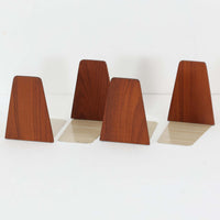 北欧デザインの温もりを感じさせる、デンマーク製ヴィンテージのブックエンドです。1960〜80年代頃に製造されたとみられ、素材には希少なチーク材を使用。深みのある色合いと美しい木目は、経年によってさらに味わいを増し、空間に落ち着きと上質さをもたらします。シンプルでありながら洗練されたフォルムは、北欧モダンらしいミニマルな美しさを体現しており、実用性とインテリア性を兼ね備え、書棚やデスクまわりを上品に演出します。