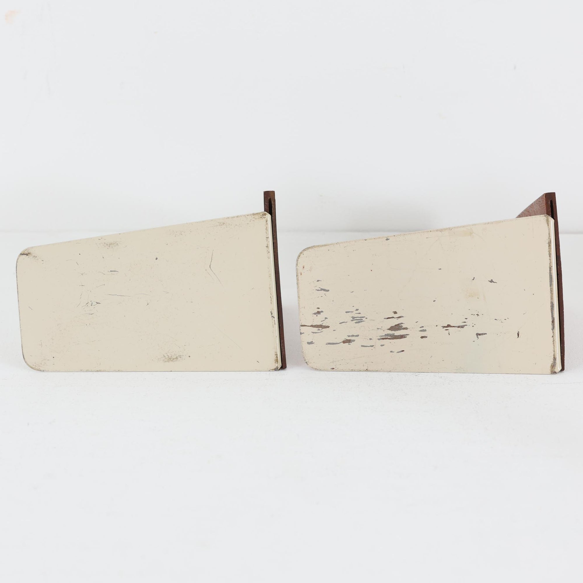 北欧デザインの温もりを感じさせる、デンマーク製ヴィンテージのブックエンドです。1960〜80年代頃に製造されたとみられ、素材には希少なチーク材を使用。深みのある色合いと美しい木目は、経年によってさらに味わいを増し、空間に落ち着きと上質さをもたらします。シンプルでありながら洗練されたフォルムは、北欧モダンらしいミニマルな美しさを体現しており、実用性とインテリア性を兼ね備え、書棚やデスクまわりを上品に演出します。