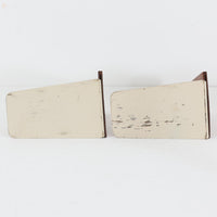 北欧デザインの温もりを感じさせる、デンマーク製ヴィンテージのブックエンドです。1960〜80年代頃に製造されたとみられ、素材には希少なチーク材を使用。深みのある色合いと美しい木目は、経年によってさらに味わいを増し、空間に落ち着きと上質さをもたらします。シンプルでありながら洗練されたフォルムは、北欧モダンらしいミニマルな美しさを体現しており、実用性とインテリア性を兼ね備え、書棚やデスクまわりを上品に演出します。