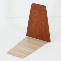 北欧デザインの温もりを感じさせる、デンマーク製ヴィンテージのブックエンドです。1960〜80年代頃に製造されたとみられ、素材には希少なチーク材を使用。深みのある色合いと美しい木目は、経年によってさらに味わいを増し、空間に落ち着きと上質さをもたらします。シンプルでありながら洗練されたフォルムは、北欧モダンらしいミニマルな美しさを体現しており、実用性とインテリア性を兼ね備え、書棚やデスクまわりを上品に演出します。