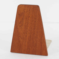 北欧デザインの温もりを感じさせる、デンマーク製ヴィンテージのブックエンドです。1960〜80年代頃に製造されたとみられ、素材には希少なチーク材を使用。深みのある色合いと美しい木目は、経年によってさらに味わいを増し、空間に落ち着きと上質さをもたらします。シンプルでありながら洗練されたフォルムは、北欧モダンらしいミニマルな美しさを体現しており、実用性とインテリア性を兼ね備え、書棚やデスクまわりを上品に演出します。