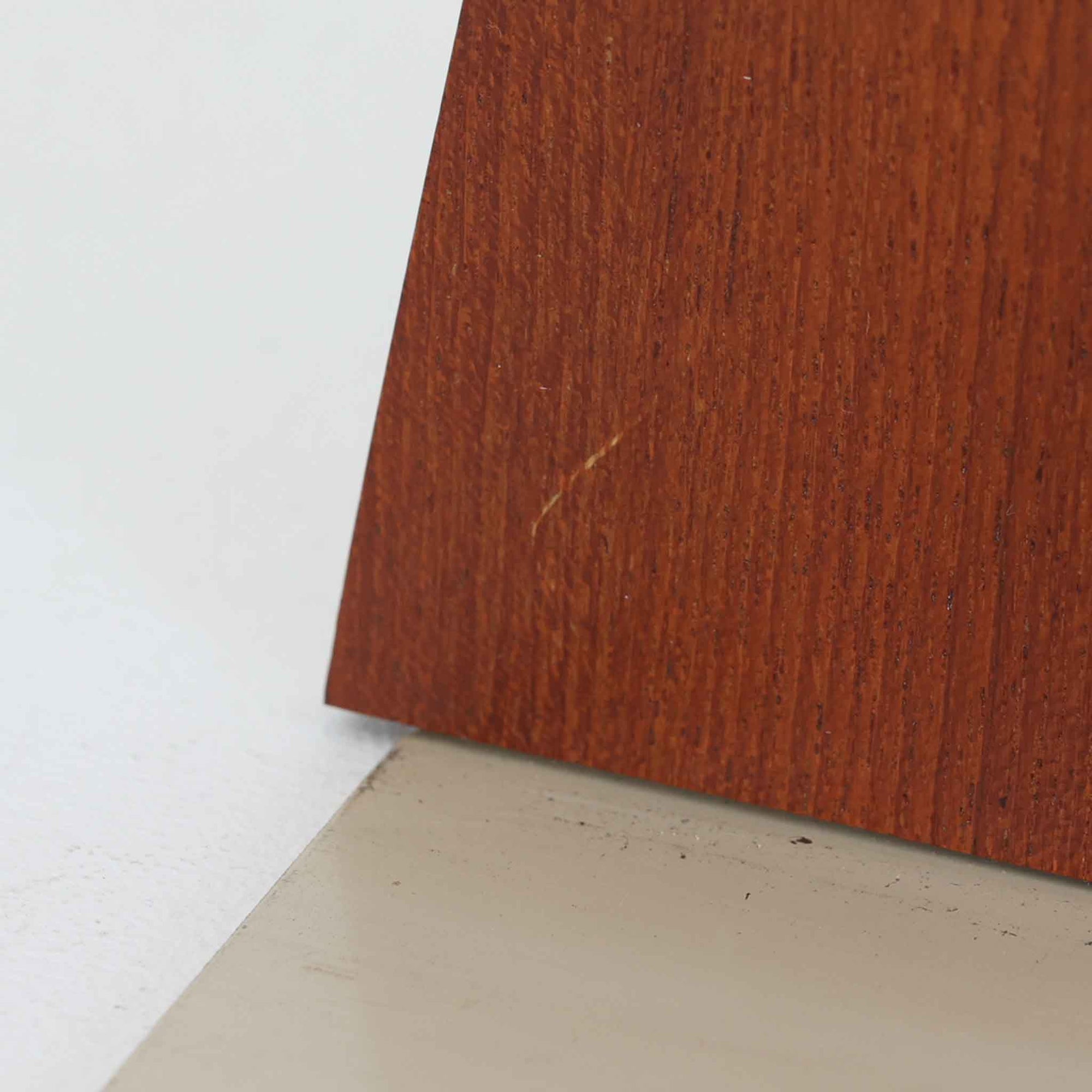 北欧デザインの温もりを感じさせる、デンマーク製ヴィンテージのブックエンドです。1960〜80年代頃に製造されたとみられ、素材には希少なチーク材を使用。深みのある色合いと美しい木目は、経年によってさらに味わいを増し、空間に落ち着きと上質さをもたらします。シンプルでありながら洗練されたフォルムは、北欧モダンらしいミニマルな美しさを体現しており、実用性とインテリア性を兼ね備え、書棚やデスクまわりを上品に演出します。