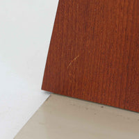 北欧デザインの温もりを感じさせる、デンマーク製ヴィンテージのブックエンドです。1960〜80年代頃に製造されたとみられ、素材には希少なチーク材を使用。深みのある色合いと美しい木目は、経年によってさらに味わいを増し、空間に落ち着きと上質さをもたらします。シンプルでありながら洗練されたフォルムは、北欧モダンらしいミニマルな美しさを体現しており、実用性とインテリア性を兼ね備え、書棚やデスクまわりを上品に演出します。