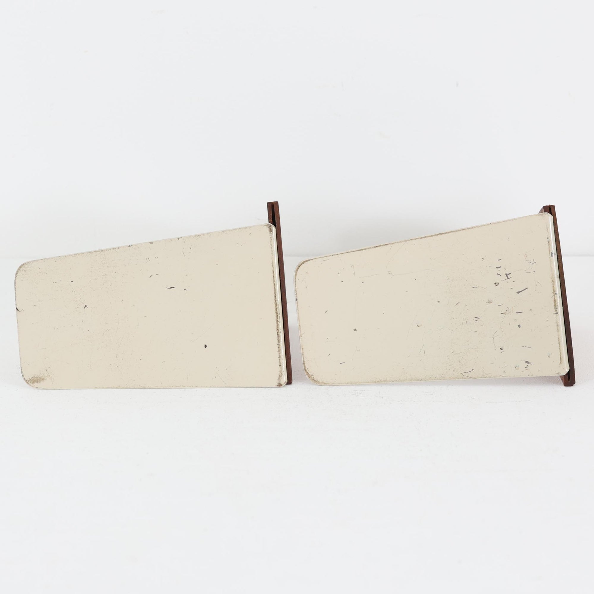 北欧デザインの温もりを感じさせる、デンマーク製ヴィンテージのブックエンドです。1960〜80年代頃に製造されたとみられ、素材には希少なチーク材を使用。深みのある色合いと美しい木目は、経年によってさらに味わいを増し、空間に落ち着きと上質さをもたらします。シンプルでありながら洗練されたフォルムは、北欧モダンらしいミニマルな美しさを体現しており、実用性とインテリア性を兼ね備え、書棚やデスクまわりを上品に演出します。