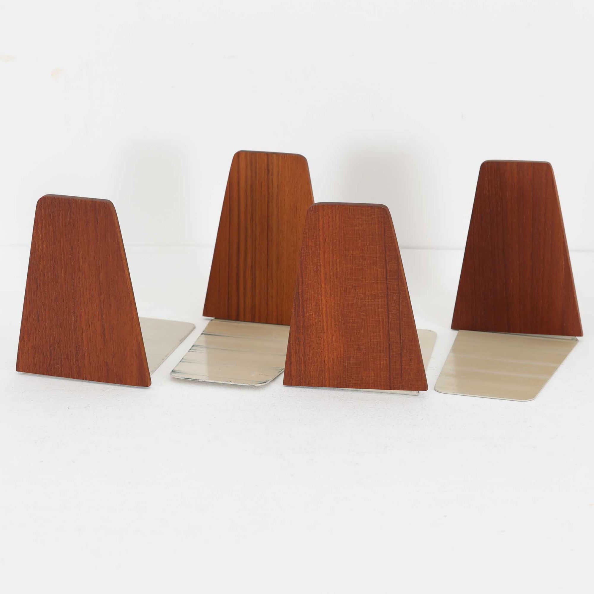 北欧デザインの温もりを感じさせる、デンマーク製ヴィンテージのブックエンドです。1960〜80年代頃に製造されたとみられ、素材には希少なチーク材を使用。深みのある色合いと美しい木目は、経年によってさらに味わいを増し、空間に落ち着きと上質さをもたらします。シンプルでありながら洗練されたフォルムは、北欧モダンらしいミニマルな美しさを体現しており、実用性とインテリア性を兼ね備え、書棚やデスクまわりを上品に演出します。